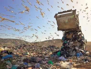 Απίστευτη τροπολογία: Στην Αττική τα σκουπίδια και των νησιών - Μια απέραντη χωματερή θα γίνει η Σύρος